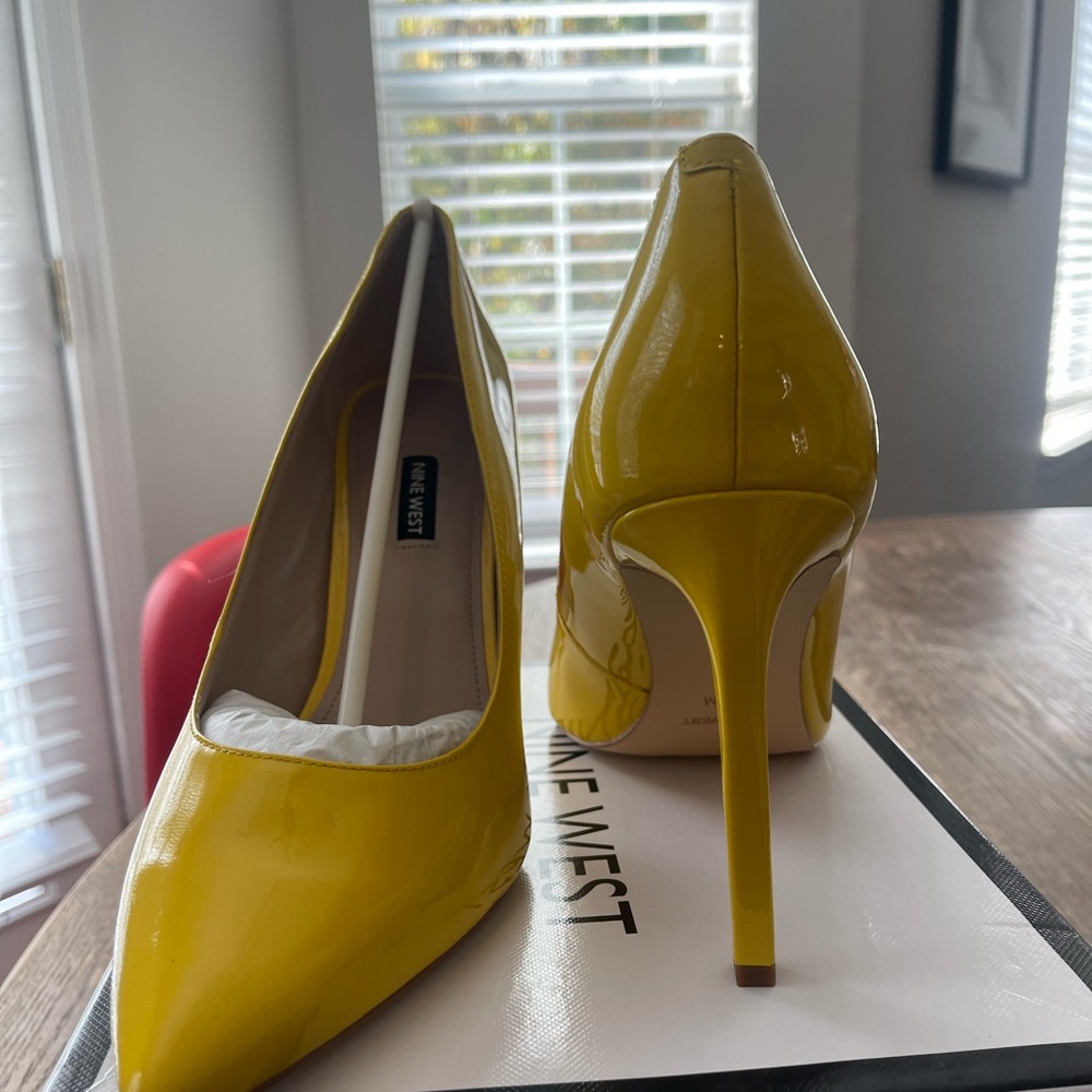 Nine West leather heeled Size 12, Yellow Patent